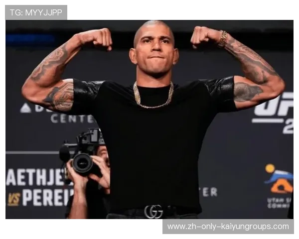 UFC拳手怒扛重击继续前压——硬汉精神的无畏展现